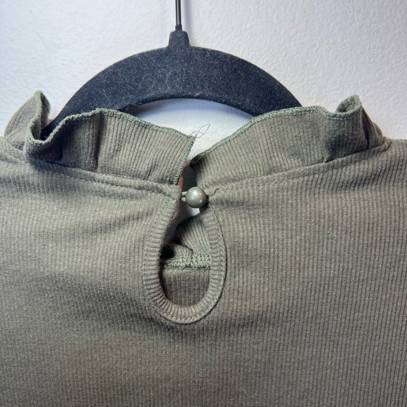 Ruffle Long Sleeve Ribbed Blouse Shirt Olive Green Ruffle Neck & Shoulder Medium - Picture 9 of 12